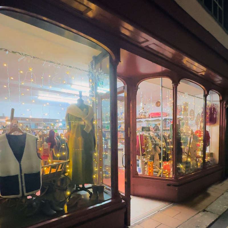 Totnes Christmas Market and late night shopping 2025