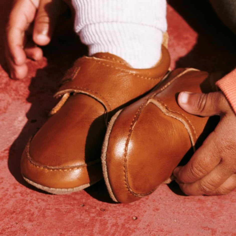 
                      
                        MELTON Leather Velcro Slippers - Cognac
                      
                    